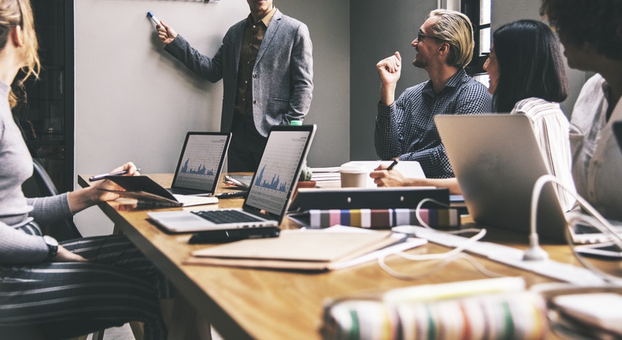 Ter uma equipe de marketing interna ou contratar uma agência de marketing digital?